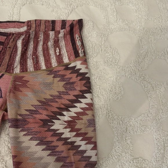 Niyama Sol “Beachcomber” tribal/aztec print leggings, size M 🩷🩶💜 - Picture 2 of 6